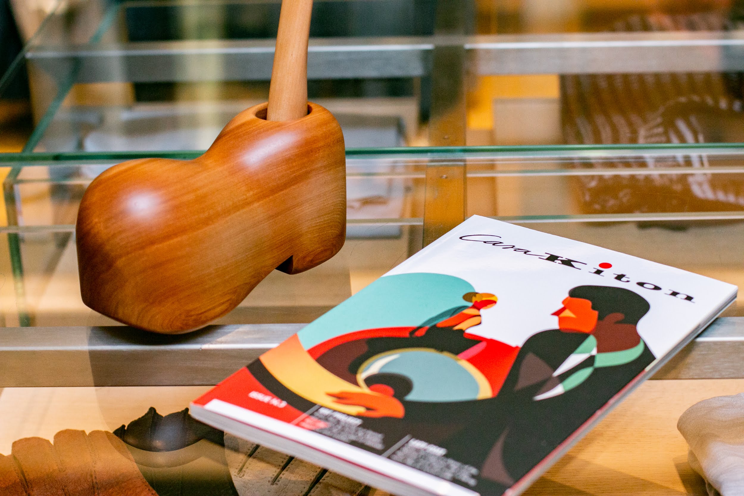 Kitonの冊子とともに展示された靴型スタンドの木目と丸み