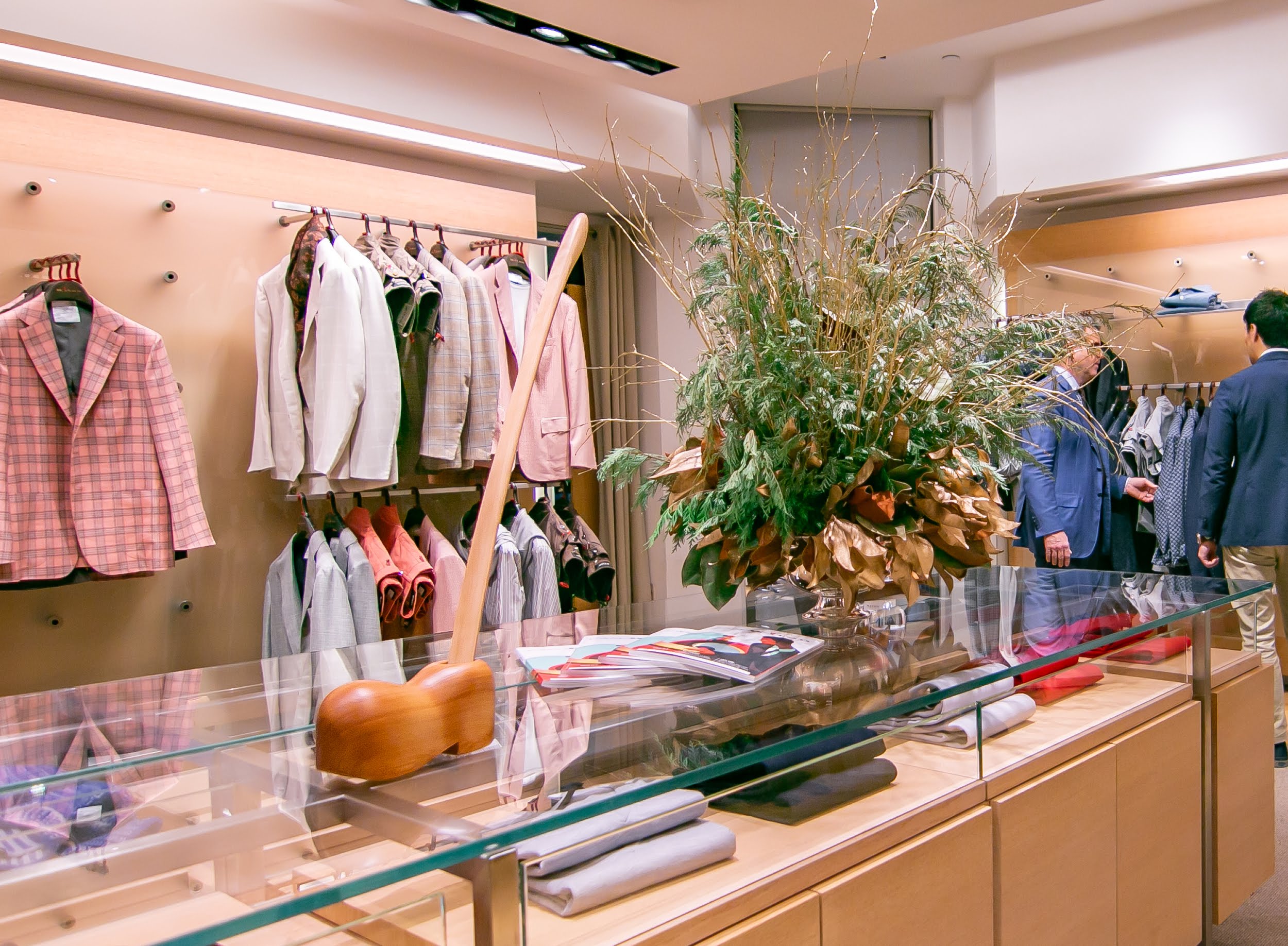 ニューヨークの店内に展示された靴型スタンド付き木製靴べら