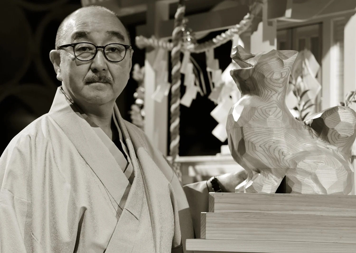 木の彫刻作品を手にする橋野浩行。ACCAの作家紹介より